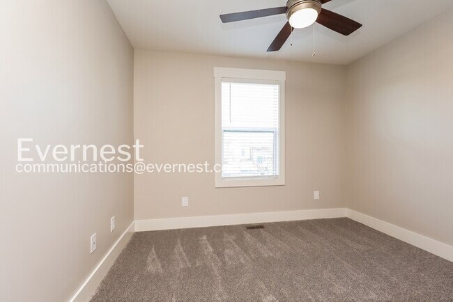 Building Photo - Limited Time Special Offer / 3 Bed/2.5 Bath Townhome with Garage / Pet-Friendly / Vouchers Accept...