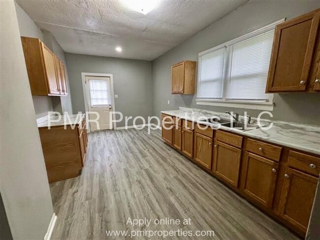Building Photo - 3 Bedrooms / 1 Bathroom House