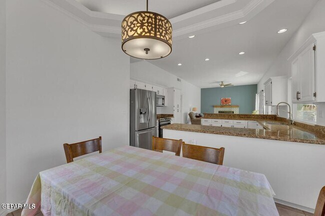 Building Photo - 1121 Regal Ridge Dr