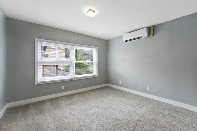Airy bedroom - 217 E State St
