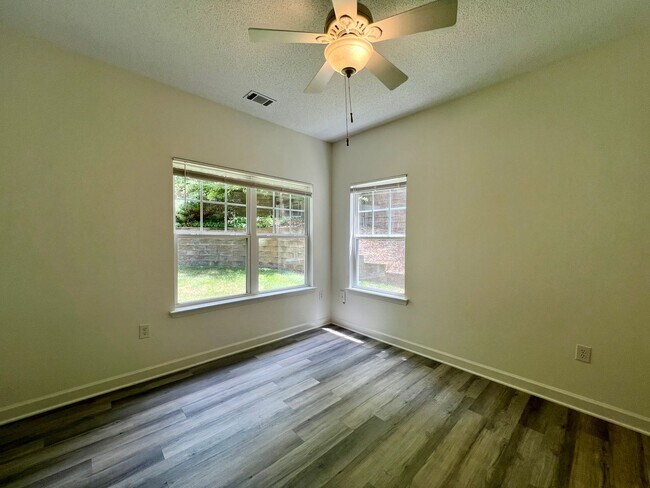 Building Photo - 3-Bed, 2-Bath Condo with Garage! One month...