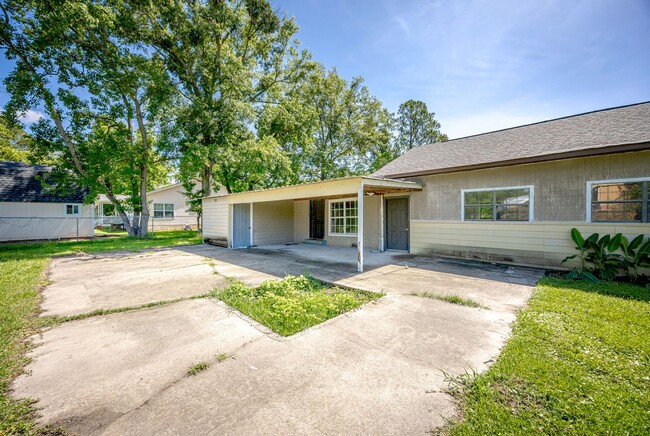 Building Photo - Charming 4-Bedroom, 2-Bath Home in a Prime Location