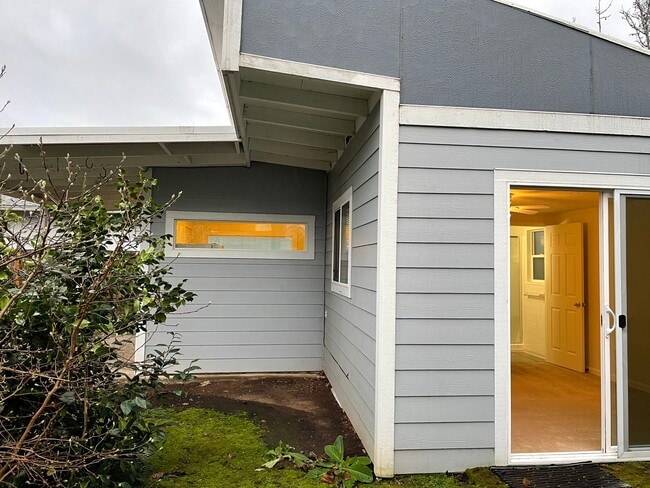 Building Photo - 1600 SE 168th Ave