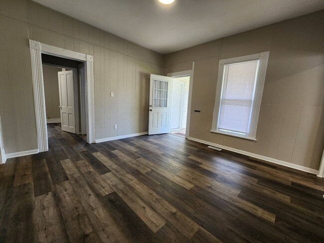 Building Photo - Spacious 3-Bedroom, 1-Bathroom Home AVAILA...
