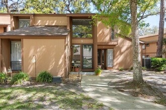Building Photo - 8 Fairways Cir
