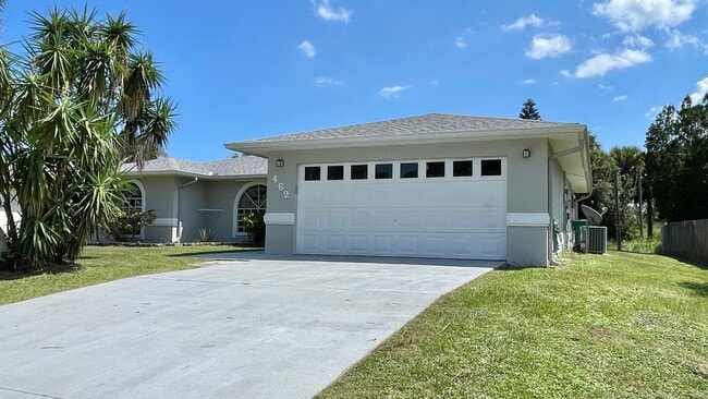 Building Photo - 3 BR , 2 Bath Annual Screened Pool Home Available