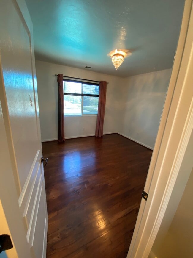 Building Photo - Big beautiful Home for rent in Visalia, Ca