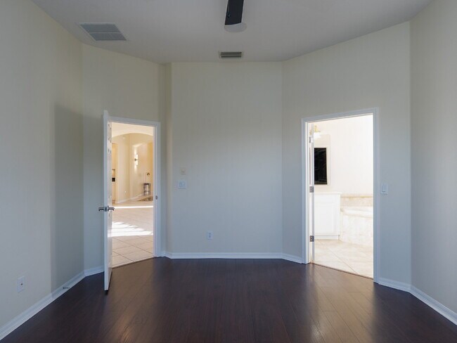 Building Photo - "Spacious 3-Bedroom Oasis with 2 Baths and 2,287 Sq Ft in Bradenton!"