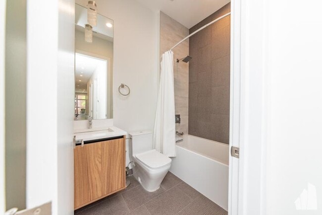 Building Photo - 3 bedroom in Chicago IL 60642