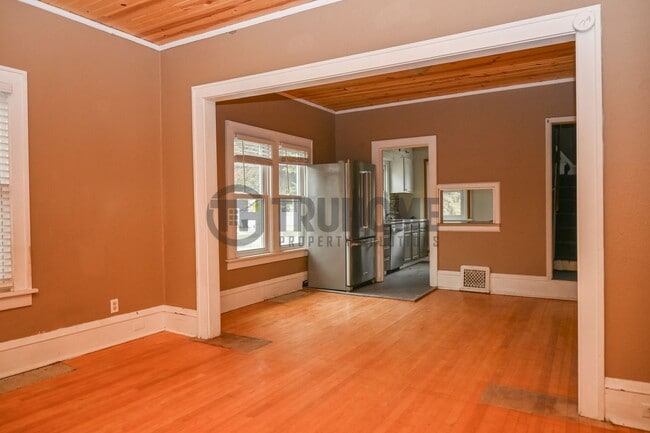 Building Photo - Large 3 Bedroom 2 Bath House w/Fenced in Yard and 2 Stall Garage Available Soon!