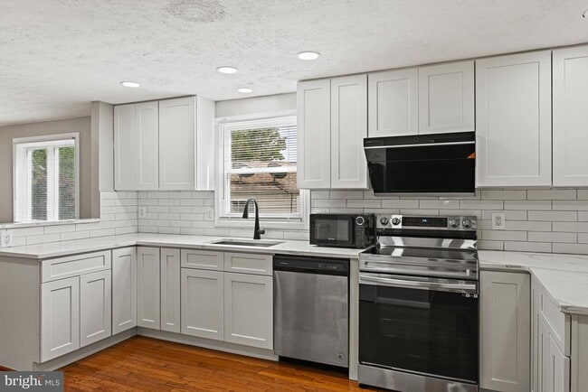 Building Photo - 9409 Mirror Pond Dr