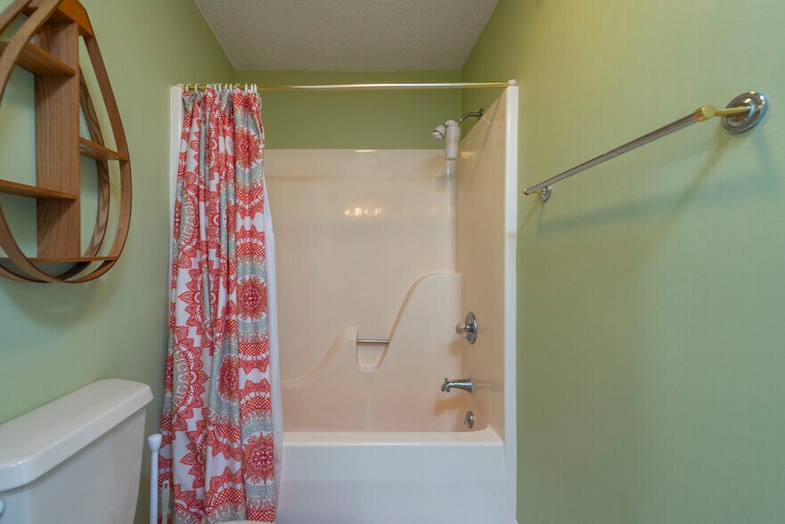 Main floor full bath featuring full-sized soaking tub. - 405 Windswept Dr