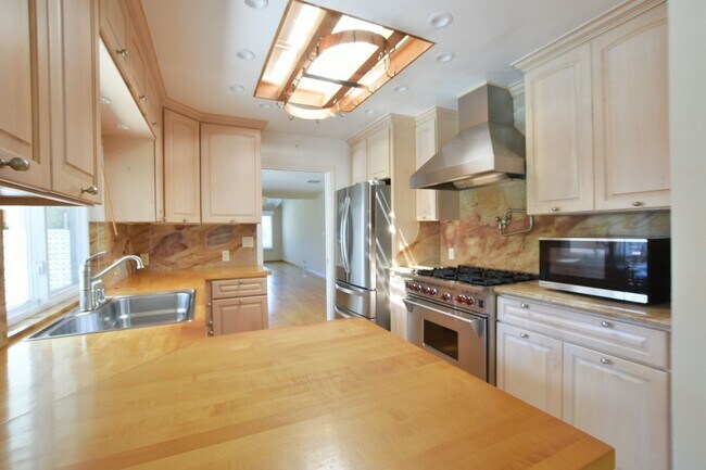 Building Photo - Well Maintained 3 Bedroom 2 Bath Home in Highly Desirable Saratoga Neighborhood!