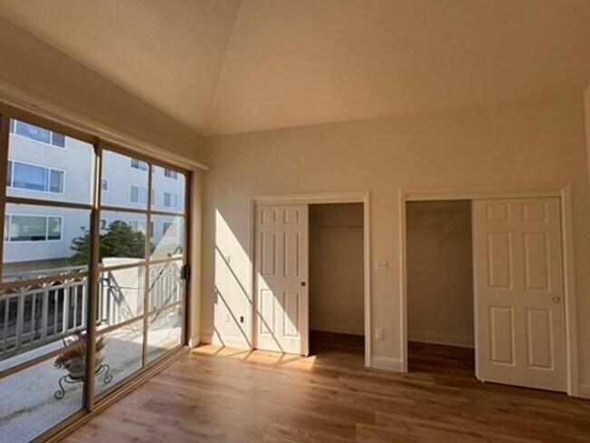 Building Photo - 280 Portola Dr