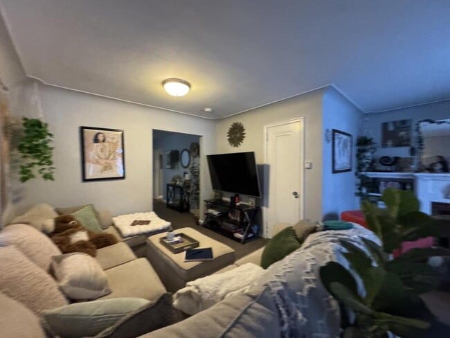 Building Photo - 406 E 9th St