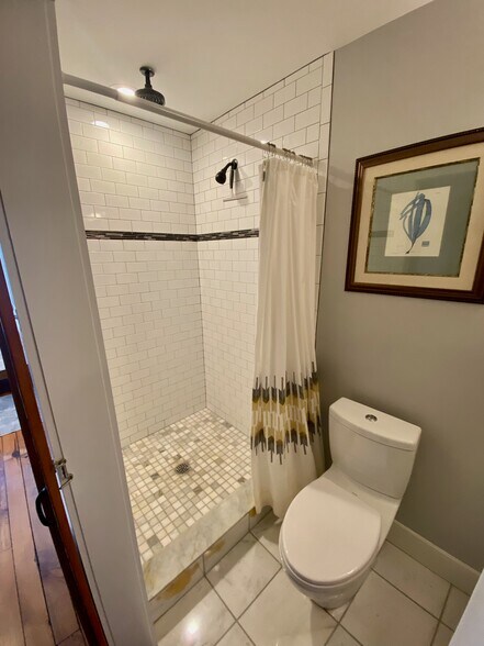 Master Bath - 1406 Andre St