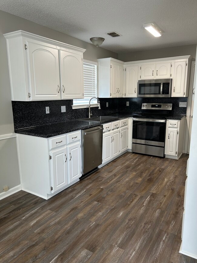 Building Photo - 16 Azalea Dr