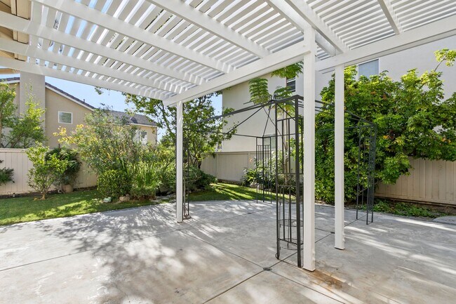 Building Photo - Remodeled 5 Bedroom Home in HOA