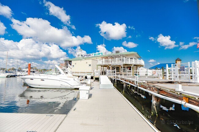 Building Photo - BEAUTIFUL Second Floor Unit in Olde Towne!