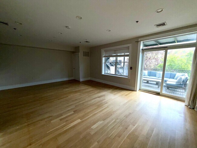 Building Photo - 703 Adams St