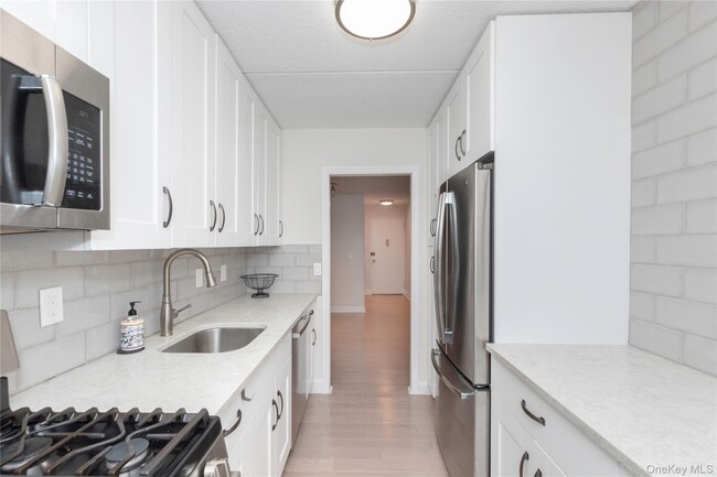 Building Photo - 4 Consulate Dr