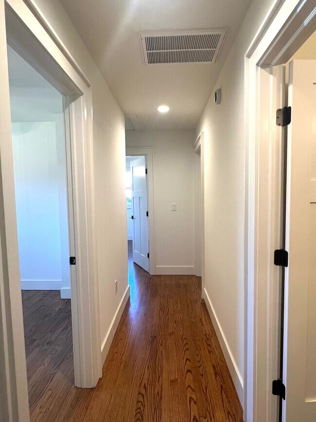 Building Photo - 3 Bedroom 2 Bath house Great Hendersonville Location!