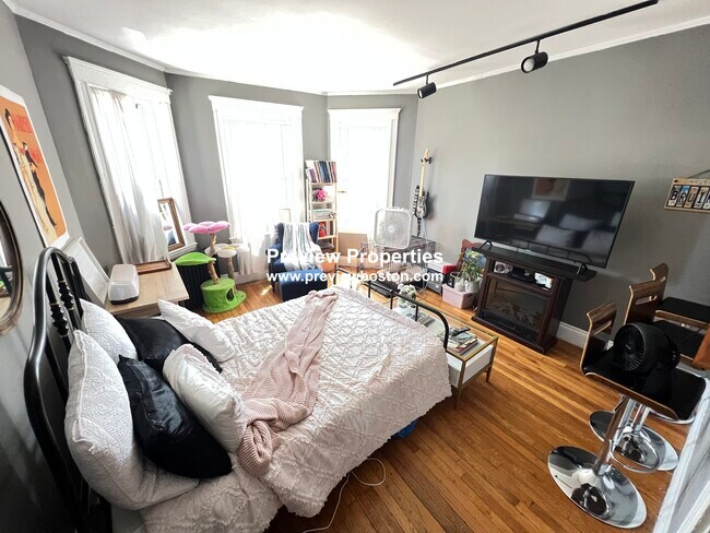 Building Photo - 1572 Commonwealth Ave