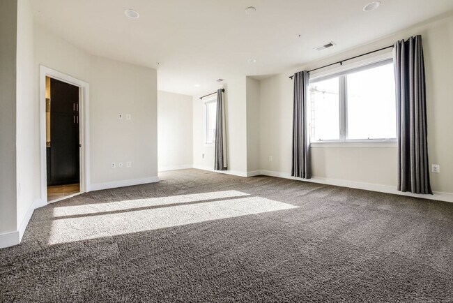 Building Photo - Updated 3br/2.5ba Condo Townhome Alexandria Walk to Metro