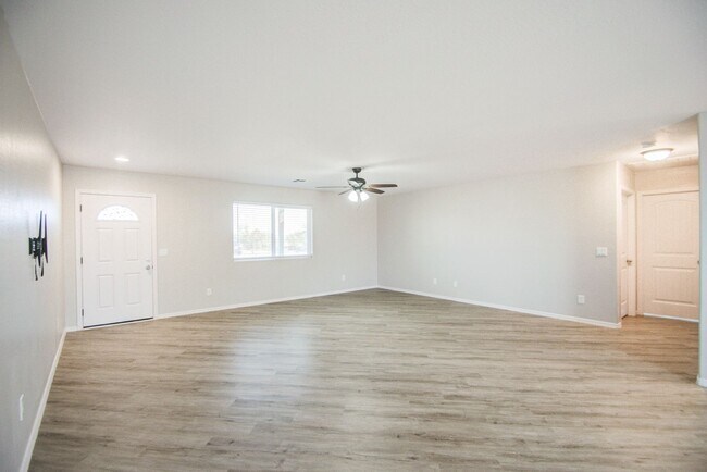 Building Photo - Large 1 + Acre Lot with 3 bedroom home in ...