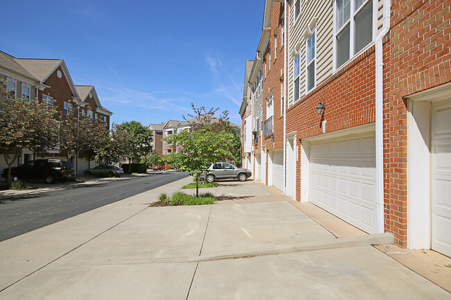 Building Photo - Light-filled Glenwood Station Townhome