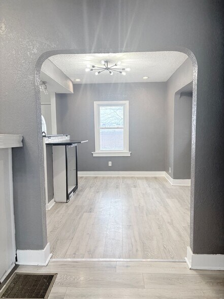 Building Photo - 932 Waverly Ave