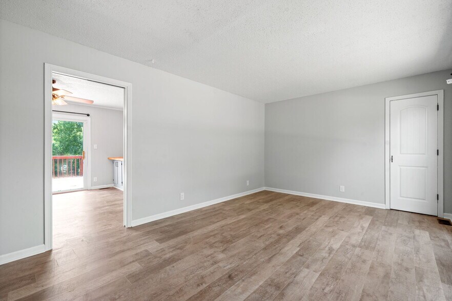 Building Photo - 208 Aster Dr