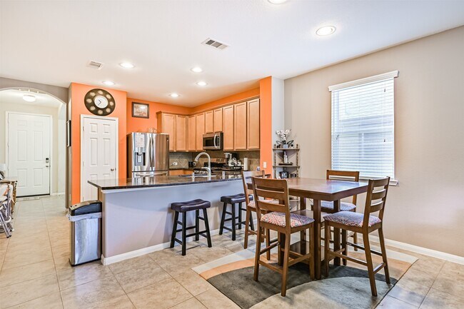 Building Photo - 2411 Lakecrest Town Dr