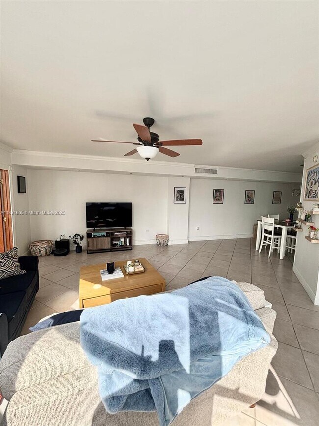 Building Photo - 999 Brickell Bay Dr