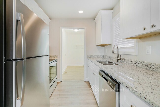 Building Photo - 5484 Pine Dr SW