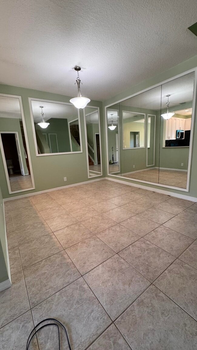 Building Photo - 6422 Park Lake Cir