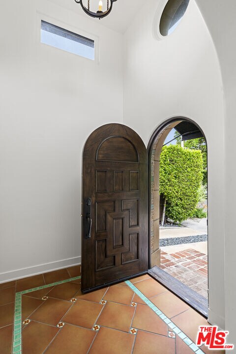 Building Photo - 435 Westmount Dr