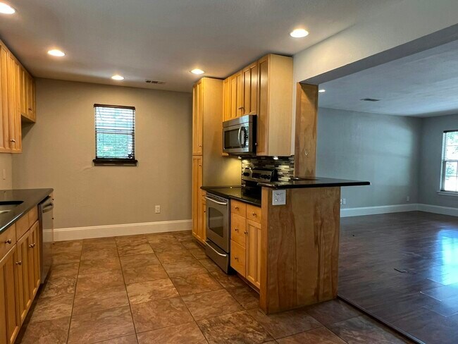 Building Photo - 1313 Casa Vale Dr