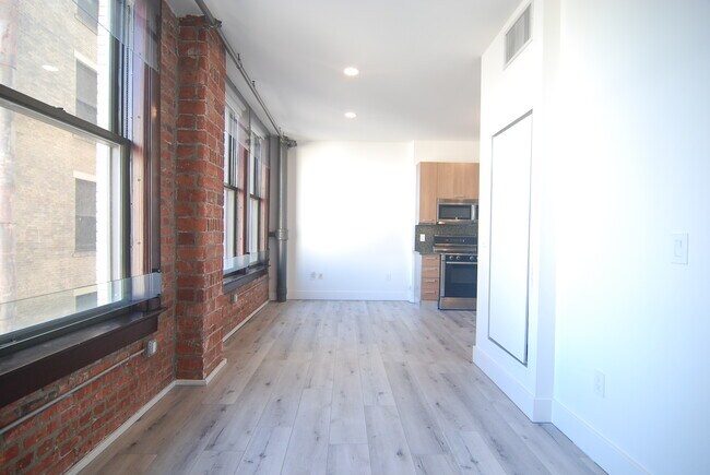 Building Photo - 460 S Spring St