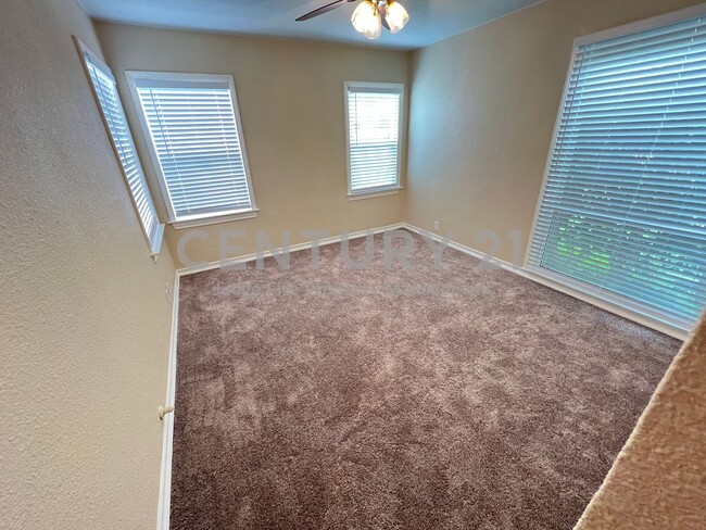 Building Photo - Spacious 2/1/1 in Oak Cliff For Rent!