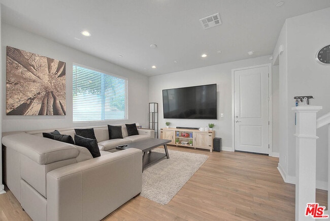 Building Photo - 629 Daniel Freeman Cir