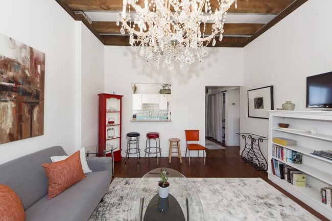 Building Photo - 350 King St