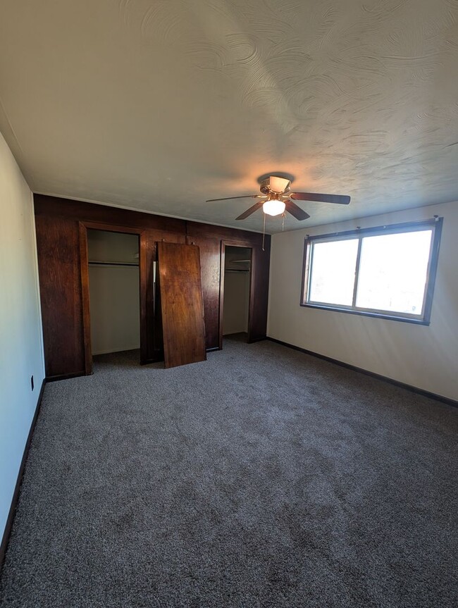 Building Photo - 3 bedroom 2 bathroom House Central Valley ...