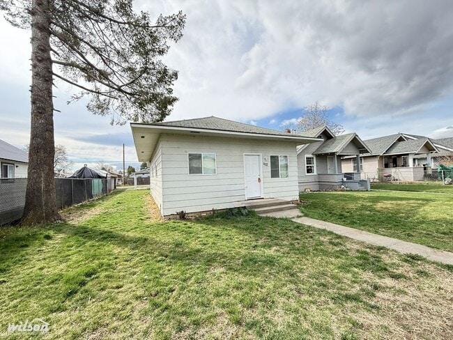 Building Photo - Price Drop! Updated 2 Bed /1 Bath Home with Spacious Yard!