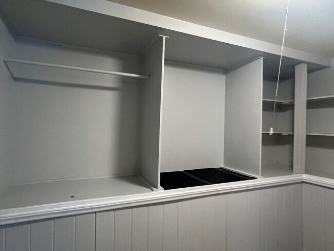 Building Photo - Walk to the Beach - 2 Bedroom, 1 Bath, Unfurnished, 2nd Floor Apartment! Available Now!