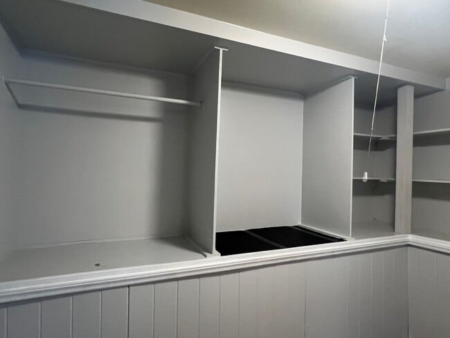 Building Photo - Walk to the Beach - 2 Bedroom, 1 Bath, Unfurnished, 2nd Floor Apartment! Available Soon!