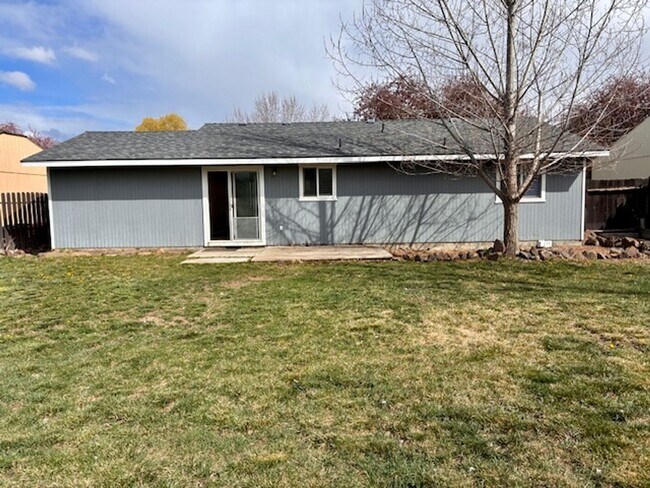 Building Photo - Charming 3-Bedroom Single-Level Home with Spacious Yard!