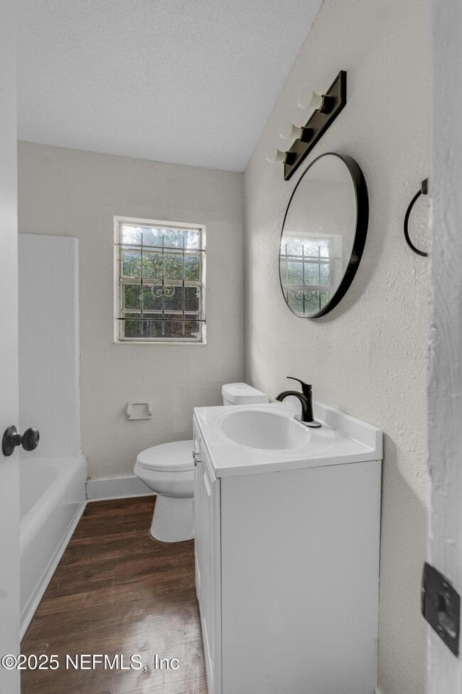 Building Photo - 2013 W 6th St