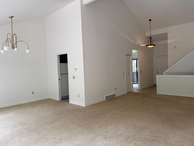 Building Photo - 2Bd/2Ba Redmond Duplex