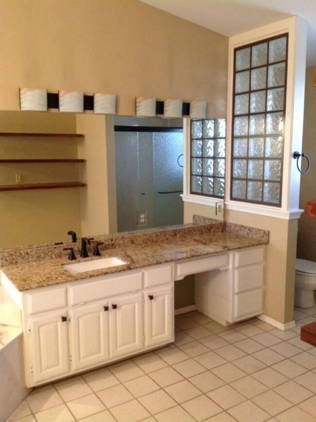Building Photo - Charming 4 or 5 Bedroom Home with Office a...